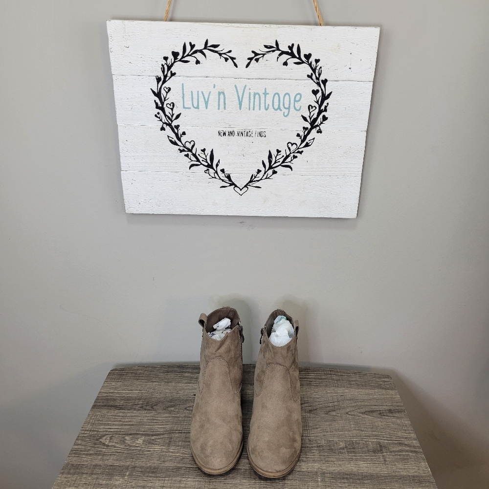 Chelsea Moreland Ankle Booties Taupe Side Zip Chunky‎ Heel Boots Casual